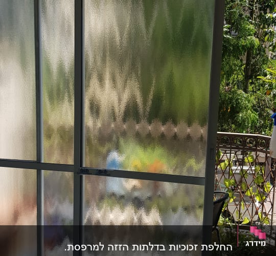 דלת זכוכית חלבית עם מסגרת מתכתית
